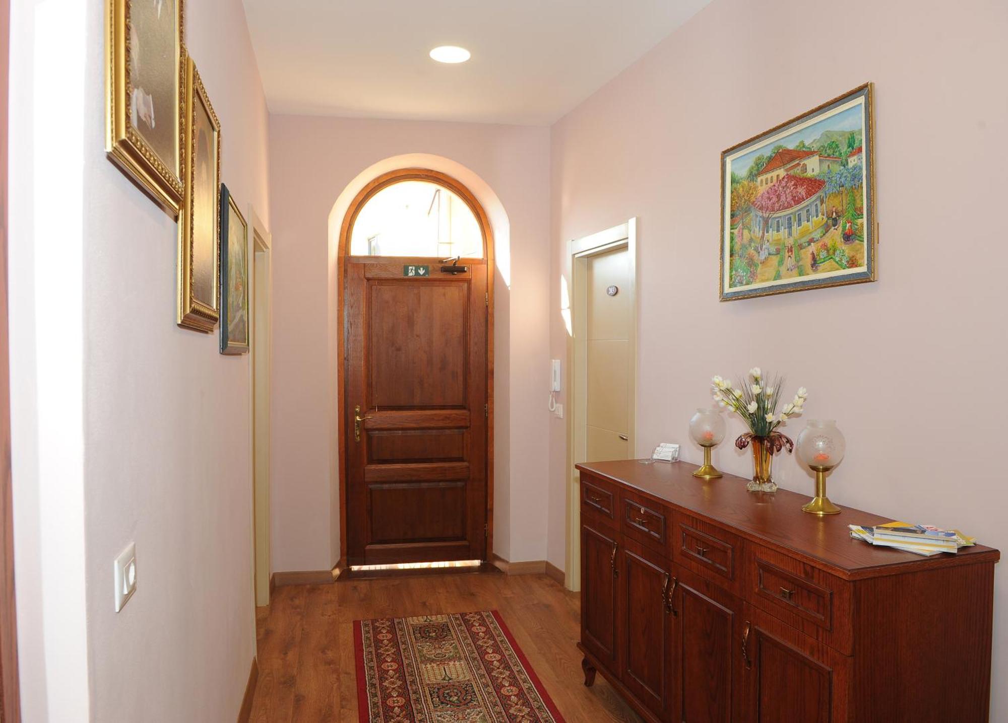 Art Rooms Gjuhadol Shkoder Ngoại thất bức ảnh